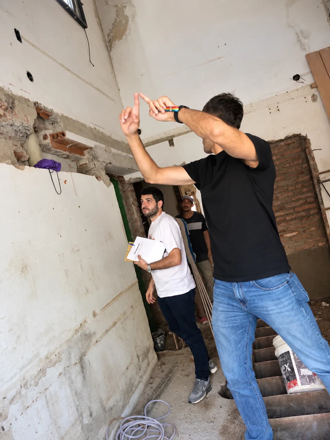 Equipo de EPA relevando un interior en obra